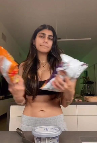 1. Hot Mia Khalifa Shows Cleavage in Black Crop Top