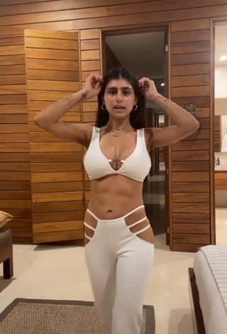 1. Irresistible Mia Khalifa Shows Cleavage in White Crop Top