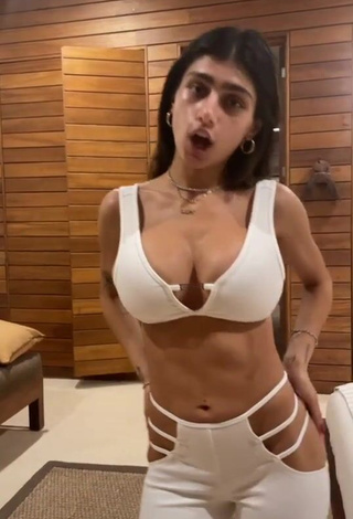 Irresistible Mia Khalifa Shows Cleavage in White Crop Top