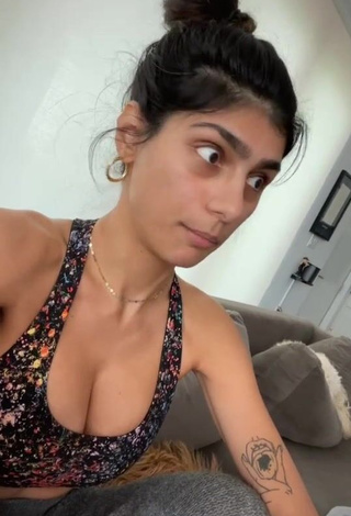 1. Captivating Mia Khalifa Shows Cleavage in Crop Top