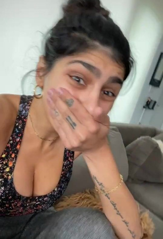 Captivating Mia Khalifa Shows Cleavage in Crop Top