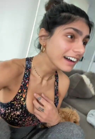 3. Captivating Mia Khalifa Shows Cleavage in Crop Top