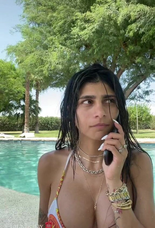 3. Erotic Mia Khalifa Shows Cleavage in Bikini at the Swimming Pool