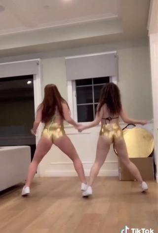 Pretty Mikaila Murphy Shows Butt while Twerking