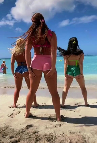 1. Lovely Mikaila Murphy Shows Butt at the Beach while Twerking