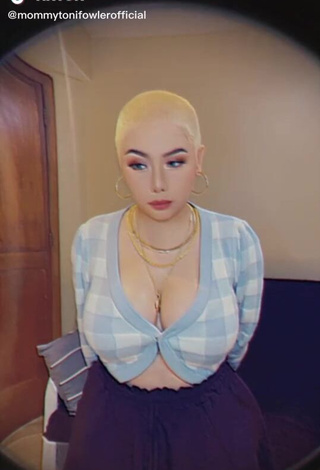 1. Hot Toni Fowler Shows Cleavage in Checkered Crop Top