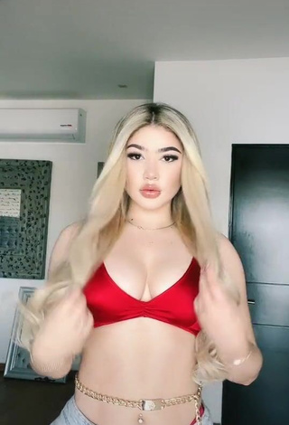 3. Sexy Paola Montserrat Pantoja Lizárraga Shows Cleavage in Red Crop Top