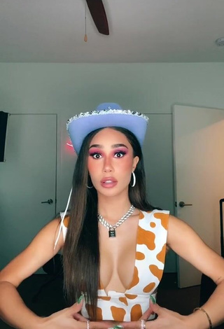 3. Erotic Eva Gutowski Shows Cleavage in Crop Top