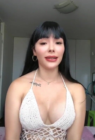 Erotic Natalia Shows Cleavage in White Crop Top