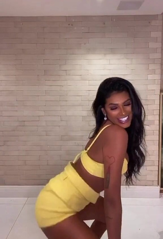 Erotic Jully Oliveira Shows Butt while Twerking