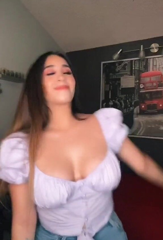 Beautiful Ana Daniela Martínez Buenrostro Shows Cleavage in Sexy White Crop Top