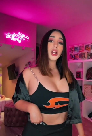 1. Cute Ana Daniela Martínez Buenrostro Shows Cleavage in Crop Top