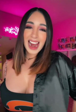 3. Cute Ana Daniela Martínez Buenrostro Shows Cleavage in Crop Top