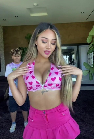 Hottie Queen Star Shows Cleavage in Crop Top