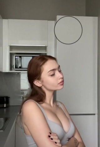 Erotic riwww Shows Cleavage in Grey Crop Top