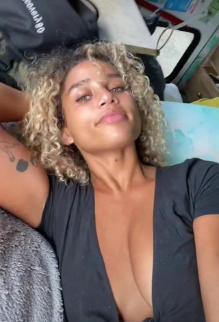 1. Erotic Salah Brooks Shows Cleavage in Black Crop Top