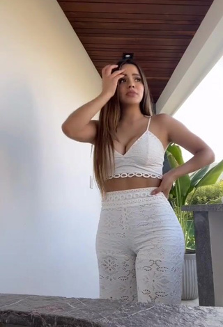 Irresistible Samadhiza Shows Cleavage in White Crop Top