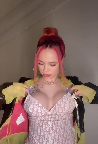 Sweetie Instasamka Shows Cleavage