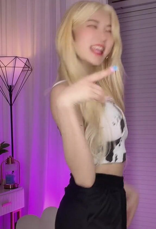 3. Erotic Sia Jiwoo in Crop Top