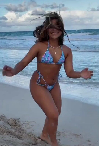 3. Irresistible Sienna Mae Gomez Shows Butt at the Beach