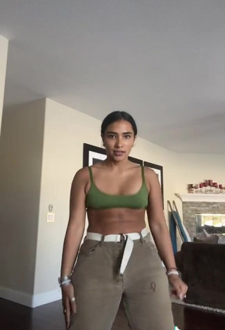 Irresistible Sienna Mae Gomez in Green Bra and Bouncing Breasts