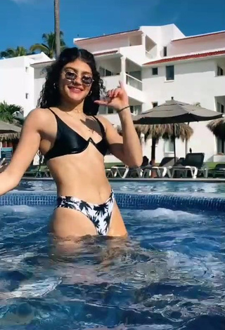 3. Hottie Sofia Mata in Bikini at the Swimming Pool