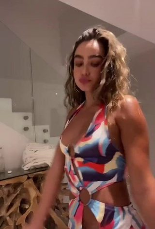 Irresistible Sommer Ray Shows Cleavage