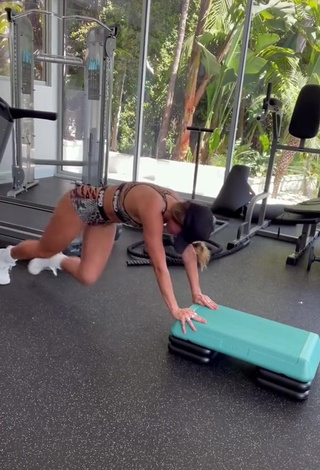 Sweetie Sommer Ray Shows Butt while doing Sports Exercises