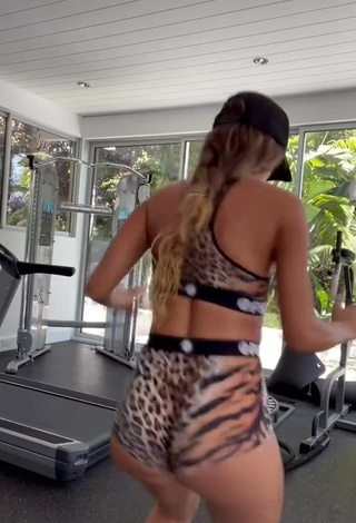 3. Sweetie Sommer Ray Shows Butt while doing Sports Exercises