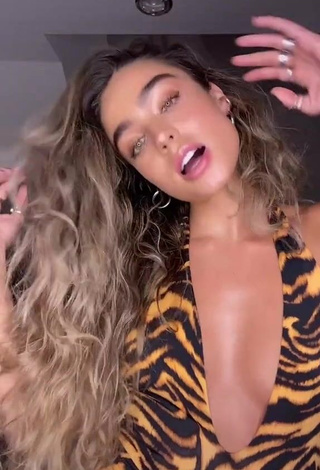 Captivating Sommer Ray Shows Cleavage