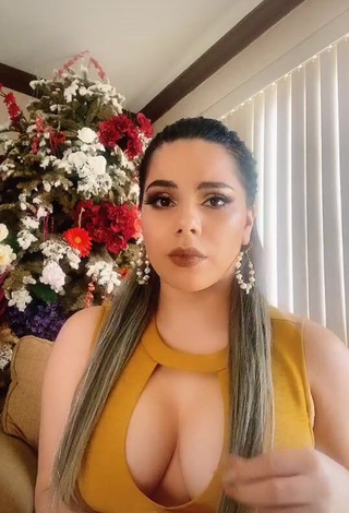 1. Erotic Lizbeth Rodríguez Shows Cleavage