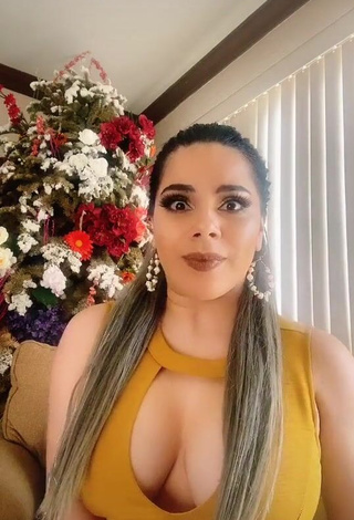 Erotic Lizbeth Rodríguez Shows Cleavage