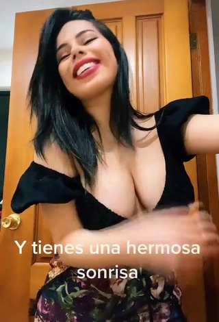 Erotic Lizbeth Rodríguez Shows Cleavage in Black Crop Top