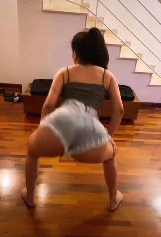 1. Erotic Tainá Costa Shows Butt while Twerking