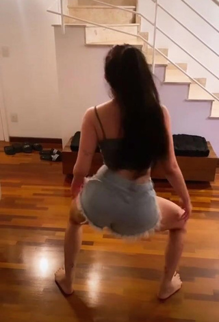 Erotic Tainá Costa Shows Butt while Twerking