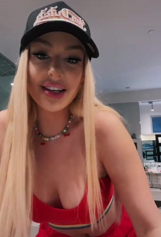 1. Erotic Tana Mongeau Shows Cleavage in Red Crop Top