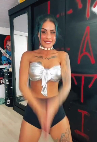 1. Erotic MC Tati Zaqui in Bra while Twerking and Bouncing Breasts