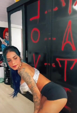 Erotic MC Tati Zaqui in Bra while Twerking and Bouncing Breasts