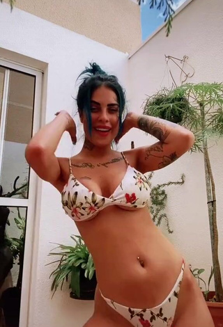 Erotic MC Tati Zaqui Shows Butt