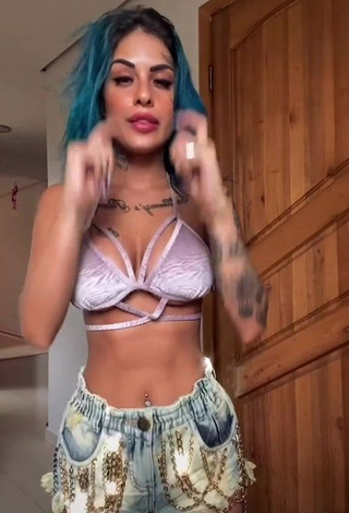 Sweetie MC Tati Zaqui Shows Cleavage in Black Bra while Twerking