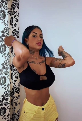 1. Erotic MC Tati Zaqui Shows Cleavage in Crop Top