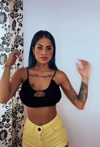 Erotic MC Tati Zaqui Shows Cleavage in Crop Top