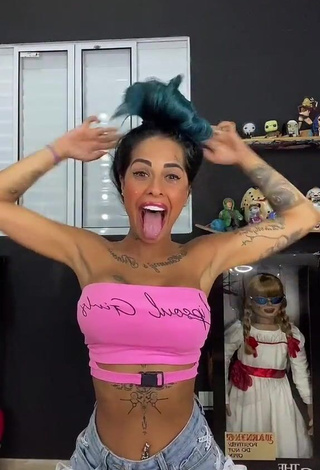 Erotic MC Tati Zaqui in Pink Tube Top