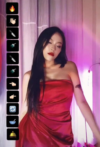 1. Erotic Trà Đặng in Red Dress