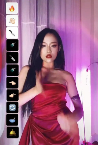 2. Erotic Trà Đặng in Red Dress