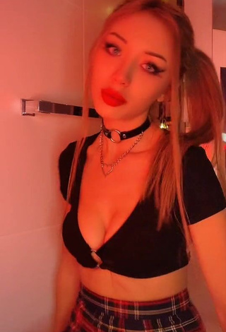 3. Erotic Özgür Balakar Shows Cleavage in Black Crop Top