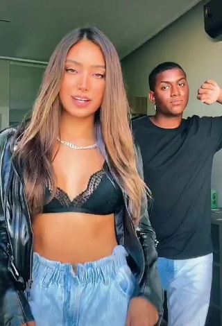 1. Irresistible Vanessa Lopes Shows Cleavage in Black Bra