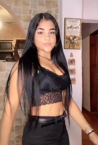 1. Irresistible Yurielkys Ojeda Shows Cleavage in Black Crop Top