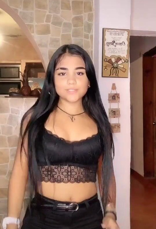 3. Irresistible Yurielkys Ojeda Shows Cleavage in Black Crop Top