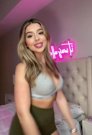 Seductive Amanda Díaz Shows Cleavage in Grey Sport Bra